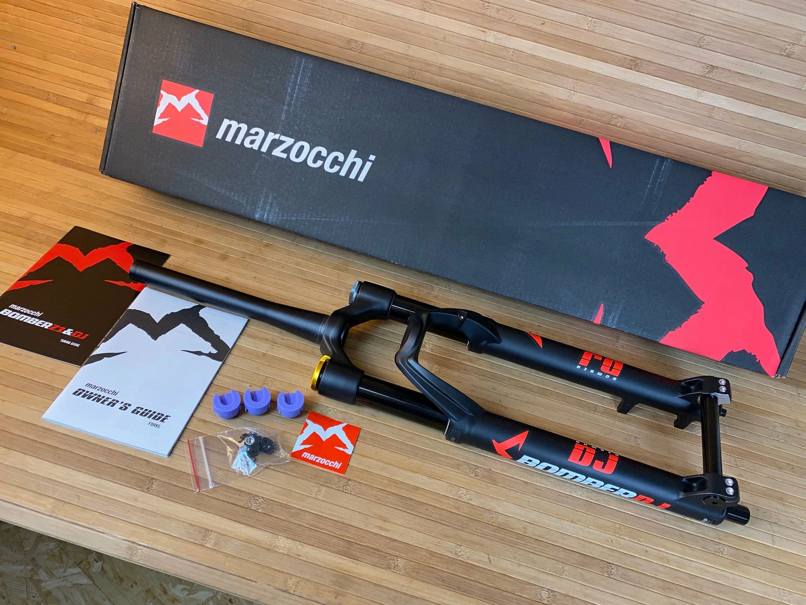 Marzocchi BOMBER DJ Schwarz 100mm / 26" Dirt Federgabel 1 Marzocchi BOMBER DJ Schwarz 100mm / 26" Dirt Federgabel