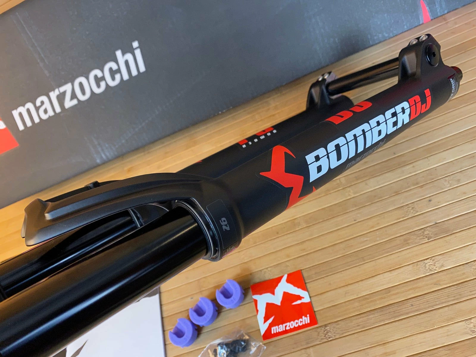 Marzocchi BOMBER DJ Schwarz 100mm / 26" Dirt Federgabel 7 Marzocchi BOMBER DJ Schwarz 100mm / 26" Dirt Federgabel – Bild 7