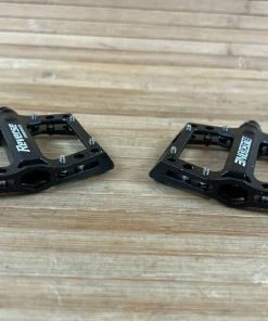 Reverse Components Black One Junior / Jr. Plattformpedale / Pedale Schwarz -Federung Verkäufe 2022 IMG 0017 d4f6949a 7b5a 4434 8281 052a0228c750