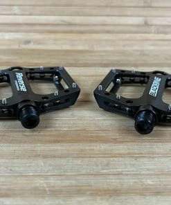 Reverse Components Black One Junior / Jr. Plattformpedale / Pedale Schwarz -Federung Verkäufe 2022 IMG 0018 161772a8 6882 4596 9c87 c0ffa1e66b42