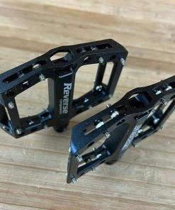 Reverse Components Black One Junior / Jr. Plattformpedale / Pedale Schwarz -Federung Verkäufe 2022 IMG 0019 0c656734 c02d 40f3 a71c ebe5ee0730a8