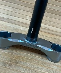 Rock-shox Rock Shox Boxxer Untere Brücke Mit Schaft 1 1/8" Crown-Steerer 46mm Offset ( 10 OS ) -Federung Verkäufe 2022 IMG 0145 5b23bd93 047f 4050 bee2 dcf2293d7f09