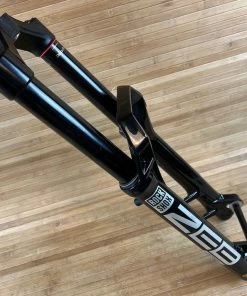 Rock-shox RockShox Zeb Ultimate Federgabel Schwarz 190mm / 27,5" 17 Rock-shox RockShox Zeb Ultimate Federgabel Schwarz 190mm / 27,5" -Federung Verkäufe 2022 IMG 0257 0a56ab87 49d6 48c1 b284 254e241b3d47