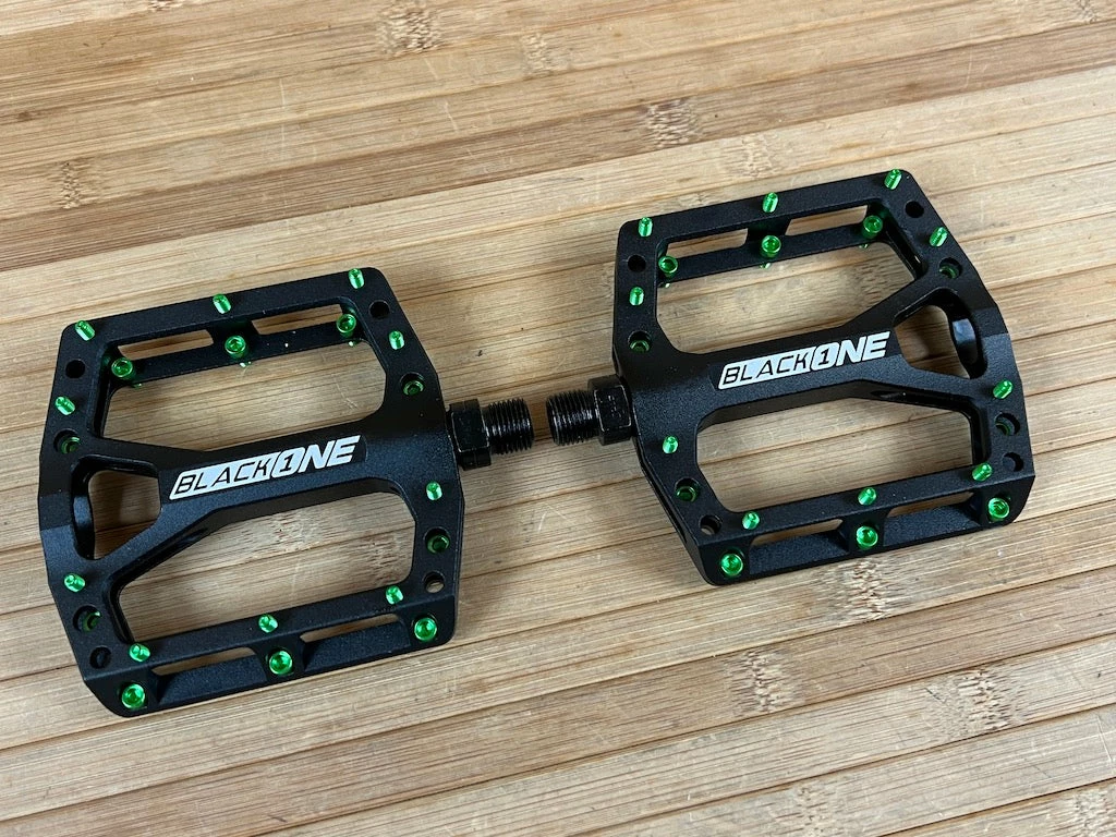 Reverse Components Black One Plattformpedale / Pedale Schwarz/hellgrün 3 Reverse Components Black One Plattformpedale / Pedale Schwarz/hellgrün – Bild 3