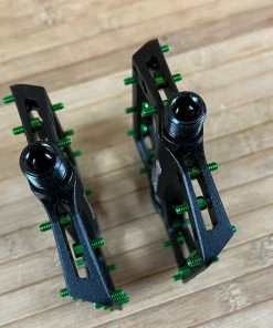 Reverse Components Black One Plattformpedale / Pedale Schwarz/hellgrün 10 Reverse Components Black One Plattformpedale / Pedale Schwarz/hellgrün -Federung Verkäufe 2022 IMG 0285