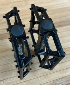 Reverse Components Super Shape 3D Plattformpedale / Pedale Schwarz -Federung Verkäufe 2022 IMG 0293