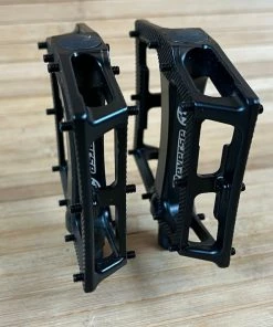 Reverse Components Super Shape 3D Plattformpedale / Pedale Schwarz -Federung Verkäufe 2022 IMG 0294