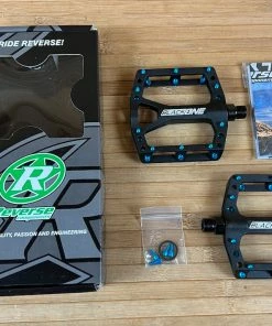 Reverse Components Black One Plattformpedale / Pedale Schwarz/hellblau