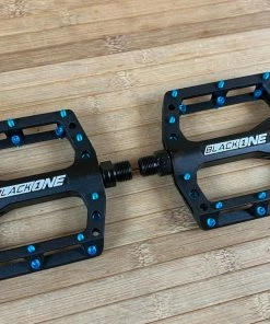 Reverse Components Black One Plattformpedale / Pedale Schwarz/hellblau -Federung Verkäufe 2022 IMG 0307