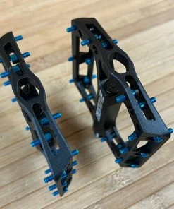 Reverse Components Black One Plattformpedale / Pedale Schwarz/hellblau -Federung Verkäufe 2022 IMG 0308