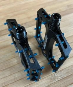 Reverse Components Black One Plattformpedale / Pedale Schwarz/hellblau -Federung Verkäufe 2022 IMG 0309