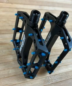 Reverse Components Black One Plattformpedale / Pedale Schwarz/hellblau -Federung Verkäufe 2022 IMG 0310