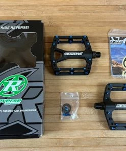 Reverse Components Black One Plattformpedale / Pedale Schwarz/dunkelblau