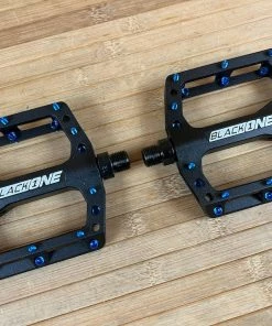 Reverse Components Black One Plattformpedale / Pedale Schwarz/dunkelblau -Federung Verkäufe 2022 IMG 0315