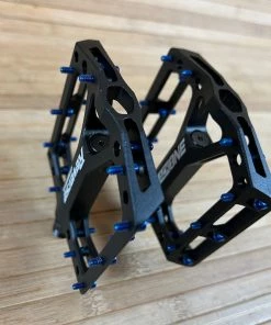 Reverse Components Black One Plattformpedale / Pedale Schwarz/dunkelblau -Federung Verkäufe 2022 IMG 0317