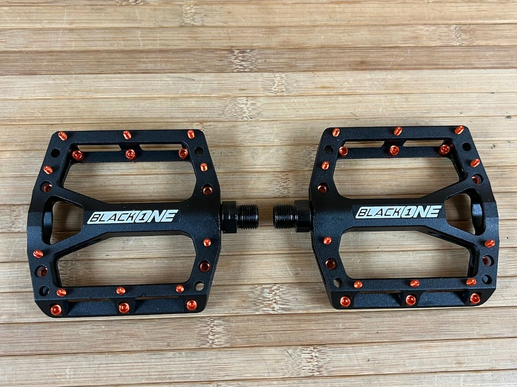 Reverse Components Black One Plattformpedale / Pedale Schwarz/orange 3 Reverse Components Black One Plattformpedale / Pedale Schwarz/orange – Bild 3