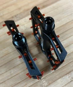 Reverse Components Black One Plattformpedale / Pedale Schwarz/orange 12 Reverse Components Black One Plattformpedale / Pedale Schwarz/orange -Federung Verkäufe 2022 IMG 0325