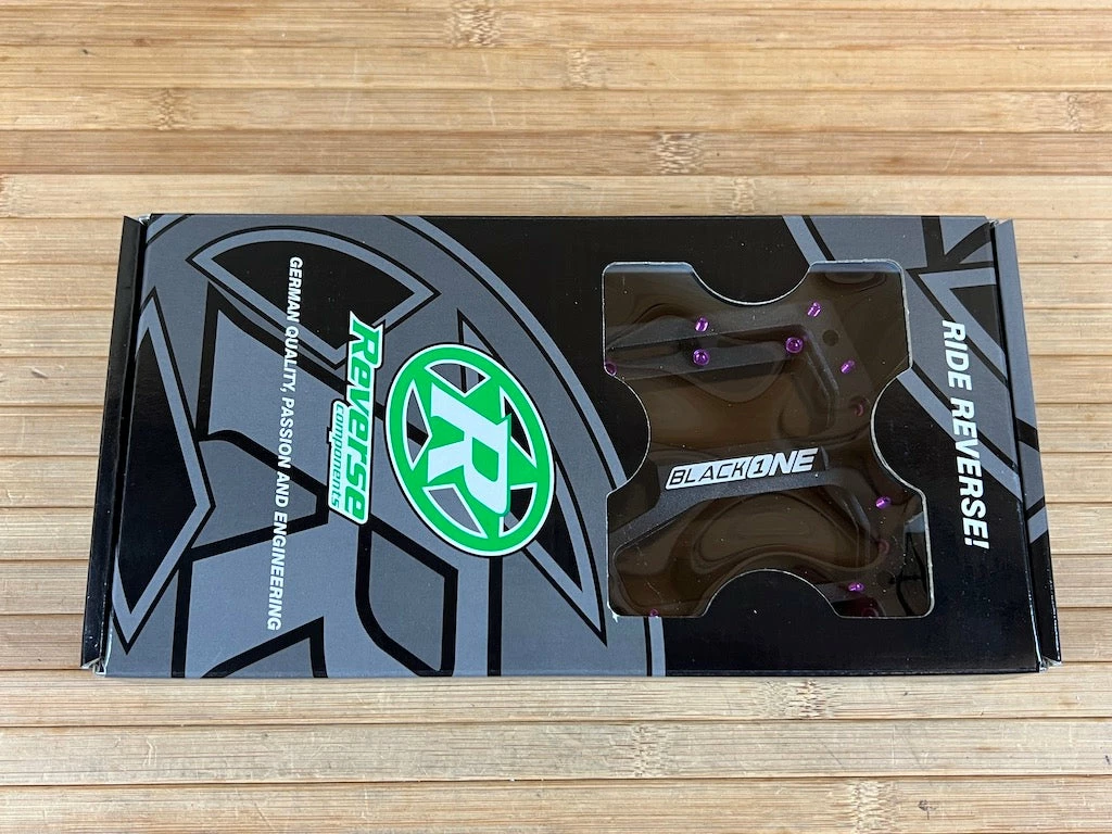 Reverse Components Black One Plattformpedale / Pedale Schwarz/lila 6 Reverse Components Black One Plattformpedale / Pedale Schwarz/lila – Bild 6