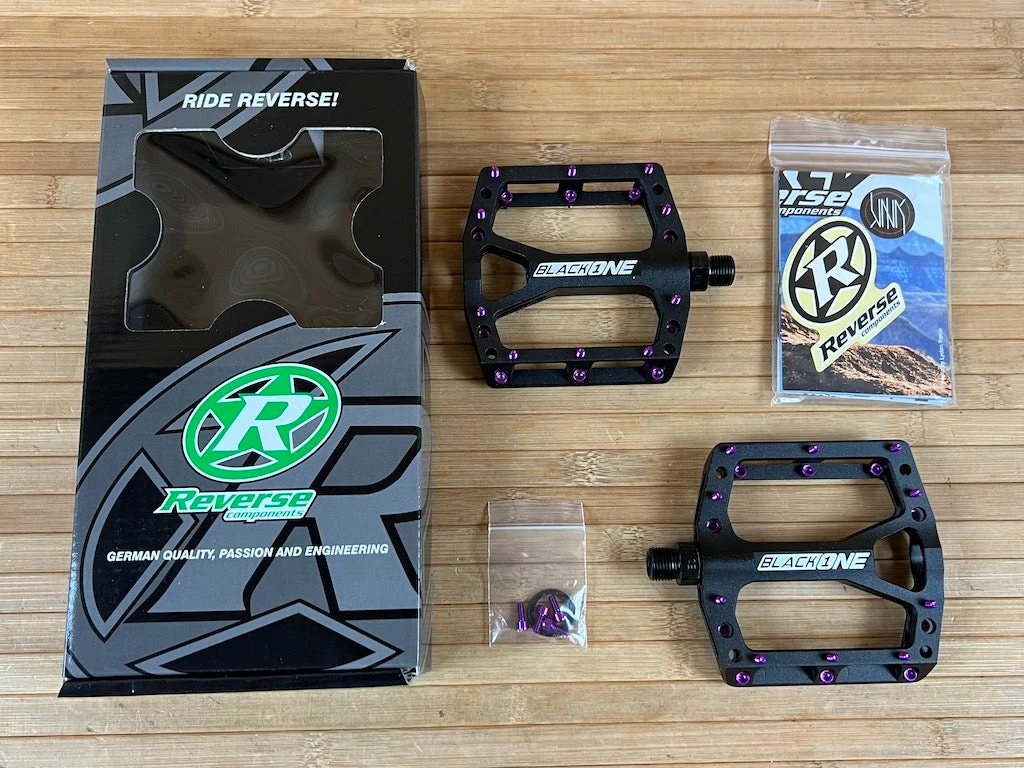 Reverse Components Black One Plattformpedale / Pedale Schwarz/lila 1 Reverse Components Black One Plattformpedale / Pedale Schwarz/lila