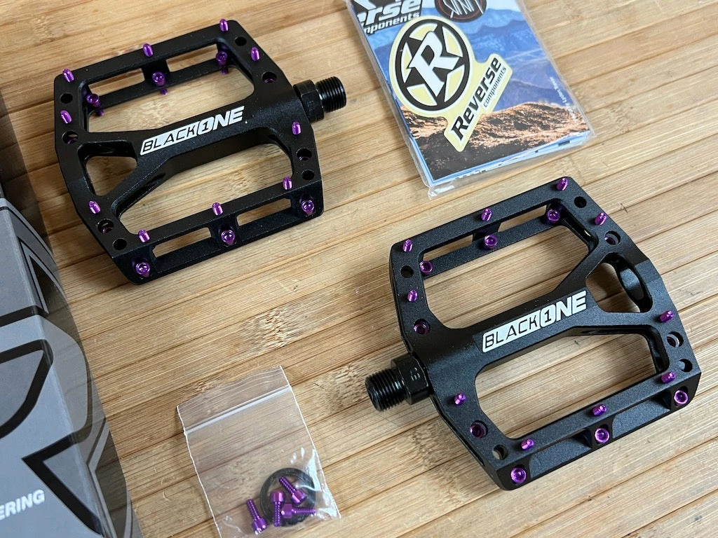 Reverse Components Black One Plattformpedale / Pedale Schwarz/lila 2 Reverse Components Black One Plattformpedale / Pedale Schwarz/lila – Bild 2