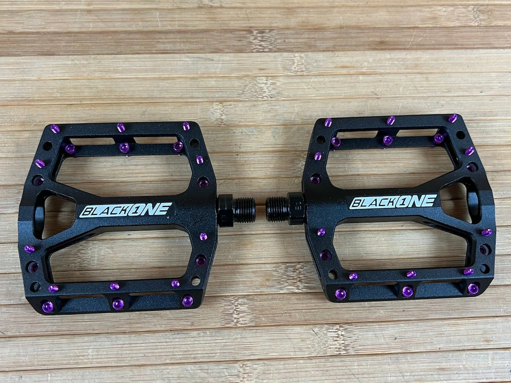 Reverse Components Black One Plattformpedale / Pedale Schwarz/lila 3 Reverse Components Black One Plattformpedale / Pedale Schwarz/lila – Bild 3