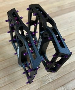 Reverse Components Black One Plattformpedale / Pedale Schwarz/lila 10 Reverse Components Black One Plattformpedale / Pedale Schwarz/lila -Federung Verkäufe 2022 IMG 0332