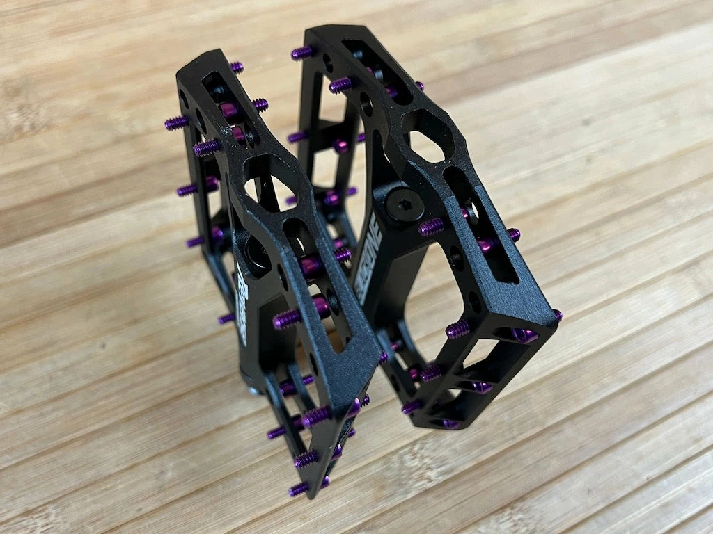 Reverse Components Black One Plattformpedale / Pedale Schwarz/lila 4 Reverse Components Black One Plattformpedale / Pedale Schwarz/lila – Bild 4