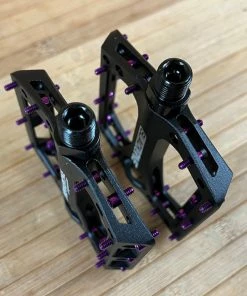 Reverse Components Black One Plattformpedale / Pedale Schwarz/lila 11 Reverse Components Black One Plattformpedale / Pedale Schwarz/lila -Federung Verkäufe 2022 IMG 0333