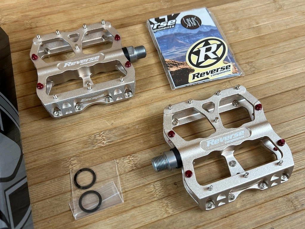 Reverse Components Escape Plattformpedale / Pedale Metallic 2 Reverse Components Escape Plattformpedale / Pedale Metallic – Bild 2