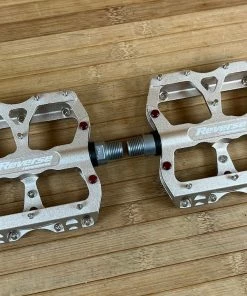 Reverse Components Escape Plattformpedale / Pedale Metallic 10 Reverse Components Escape Plattformpedale / Pedale Metallic -Federung Verkäufe 2022 IMG 0346