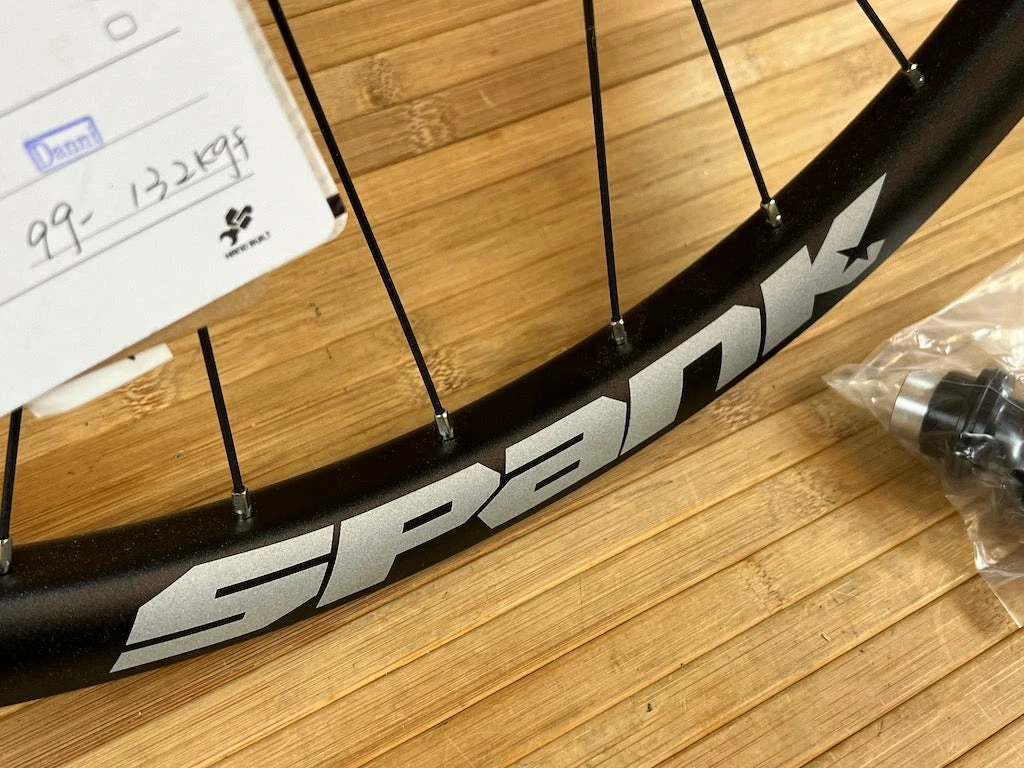 Spank Spoon 32 26" Vorderrad Schwarz 110x20 Und 100x15 4 Spank Spoon 32 26" Vorderrad Schwarz 110x20 Und 100x15 – Bild 4