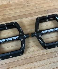 Spank Spoon 110 Pedale / Plattformpedale Schwarz 10 Spank Spoon 110 Pedale / Plattformpedale Schwarz -Federung Verkäufe 2022 IMG 0753 d5392c29 2251 491f 98fd 6fb56cd6a8b6