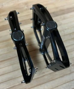 Spank Spoon 110 Pedale / Plattformpedale Schwarz 11 Spank Spoon 110 Pedale / Plattformpedale Schwarz -Federung Verkäufe 2022 IMG 0754 616bd80b 6feb 4073 9ade 12c7e56e4fcb