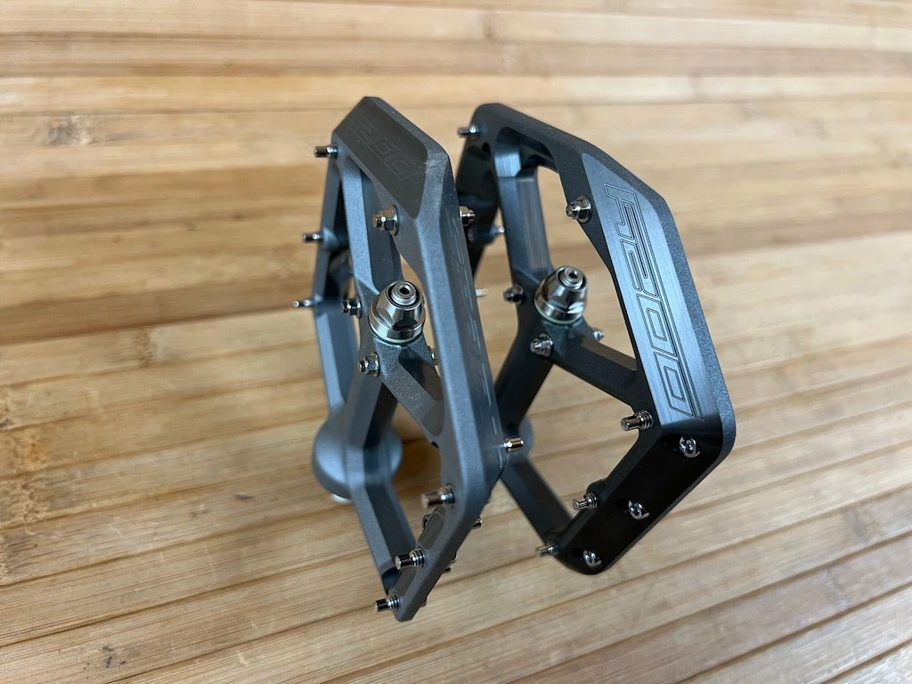 Spank Oozy Trail Reboot Pedale / Plattformpedale Gun Metal 4 Spank Oozy Trail Reboot Pedale / Plattformpedale Gun Metal – Bild 4