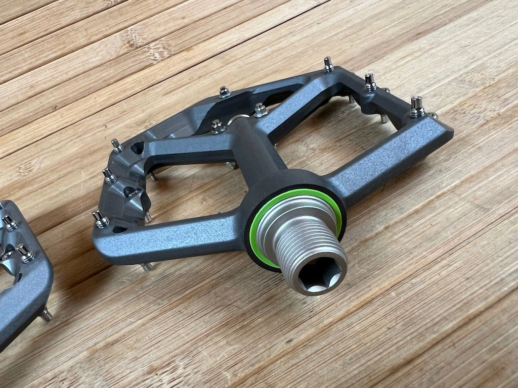 Spank Oozy Trail Reboot Pedale / Plattformpedale Gun Metal 6 Spank Oozy Trail Reboot Pedale / Plattformpedale Gun Metal – Bild 6