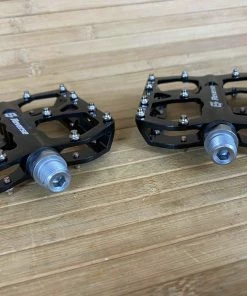 Reverse Components E-Escape Plattformpedale / Pedale Schwarz 10 Reverse Components E-Escape Plattformpedale / Pedale Schwarz -Federung Verkäufe 2022 IMG 1148 scaled