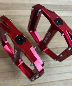 Burgtec MK5 Penthouse Flat Pedals / Pedale Red Steel Axle -Federung Verkäufe 2022 IMG 1232 ea2fc998 b383 4f43 ae33 a98a438b7ad8