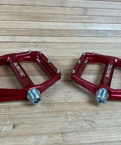 Burgtec MK5 Penthouse Flat Pedals / Pedale Red Steel Axle -Federung Verkäufe 2022 IMG 1233 991e983a 0cc6 4b04 8431 7bff024a80fa