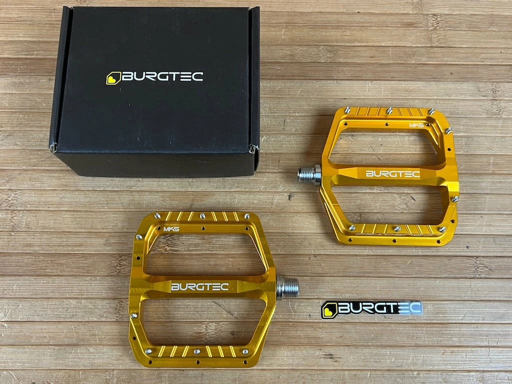 Burgtec MK5 Penthouse Flat Pedals / Pedale Gold Steel Axle 1 Burgtec MK5 Penthouse Flat Pedals / Pedale Gold Steel Axle