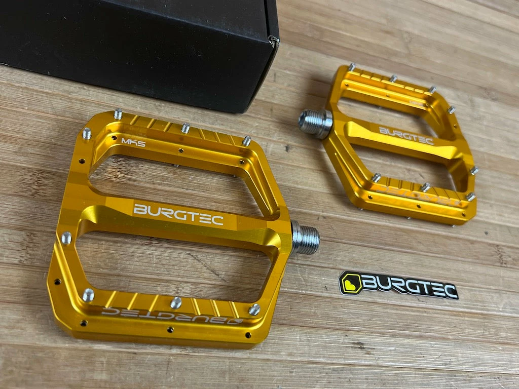 Burgtec MK5 Penthouse Flat Pedals / Pedale Gold Steel Axle 2 Burgtec MK5 Penthouse Flat Pedals / Pedale Gold Steel Axle – Bild 2