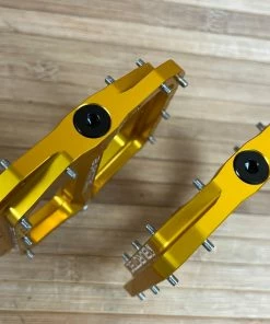 Burgtec MK5 Penthouse Flat Pedals / Pedale Gold Steel Axle 10 Burgtec MK5 Penthouse Flat Pedals / Pedale Gold Steel Axle -Federung Verkäufe 2022 IMG 1238 0038dbe2 d7db 4664 8e70 fa8e9f447ab8
