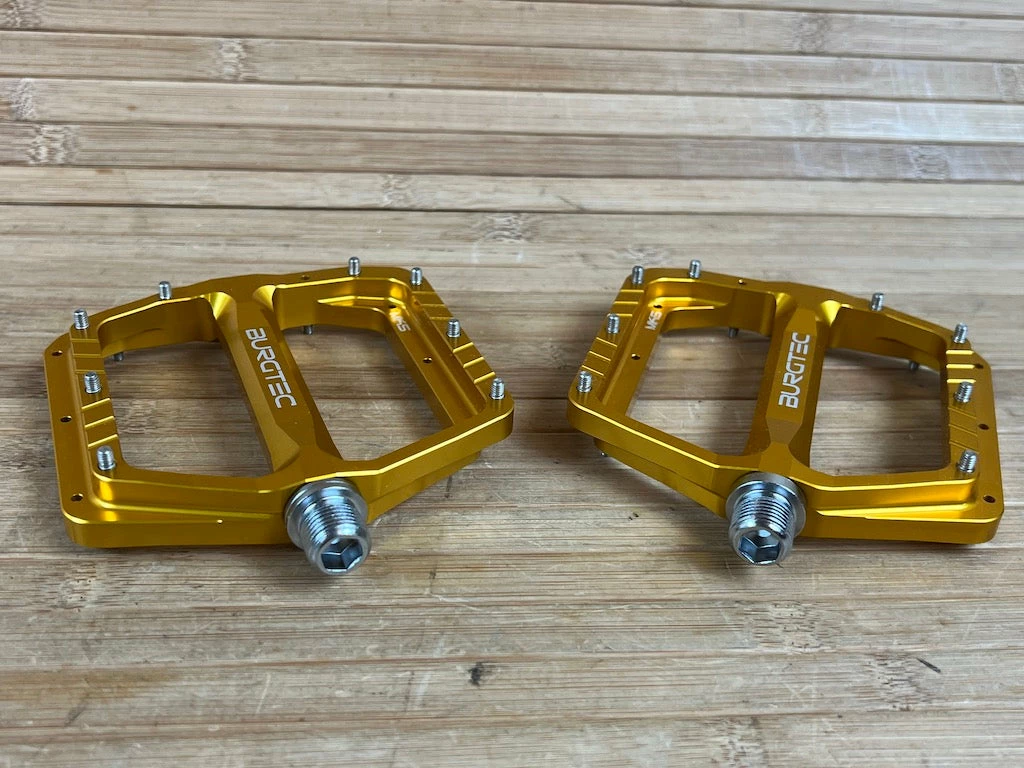 Burgtec MK5 Penthouse Flat Pedals / Pedale Gold Steel Axle 4 Burgtec MK5 Penthouse Flat Pedals / Pedale Gold Steel Axle – Bild 4