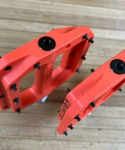 Burgtec MK4 Composite Flat Pedals / Pedale Orange -Federung Verkäufe 2022 IMG 1251