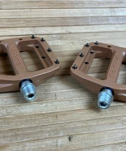 Burgtec MK4 Composite Flat Pedals / Pedale Kash Bronze 7 Burgtec MK4 Composite Flat Pedals / Pedale Kash Bronze -Federung Verkäufe 2022 IMG 1262