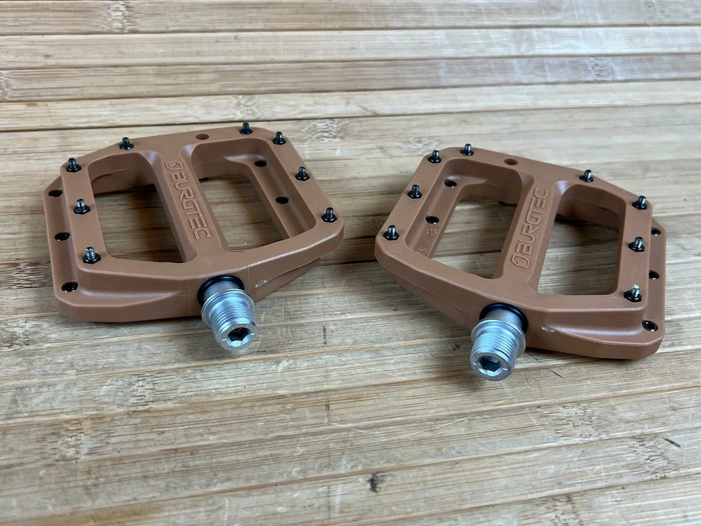Burgtec MK4 Composite Flat Pedals / Pedale Kash Bronze 3 Burgtec MK4 Composite Flat Pedals / Pedale Kash Bronze – Bild 3