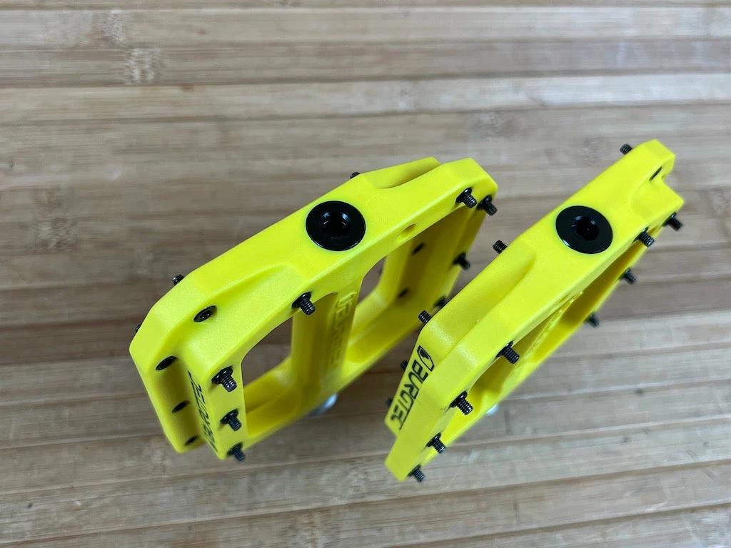 Burgtec MK4 Composite Flat Pedals / Pedale Yellow 4 Burgtec MK4 Composite Flat Pedals / Pedale Yellow – Bild 4