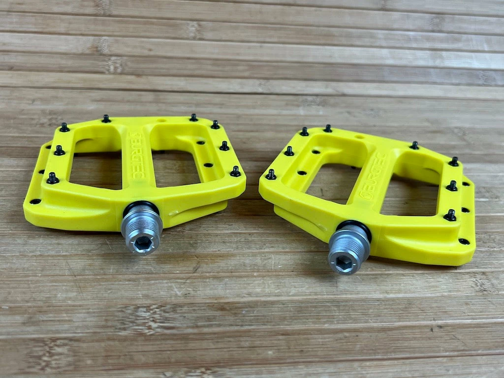 Burgtec MK4 Composite Flat Pedals / Pedale Yellow 3 Burgtec MK4 Composite Flat Pedals / Pedale Yellow – Bild 3