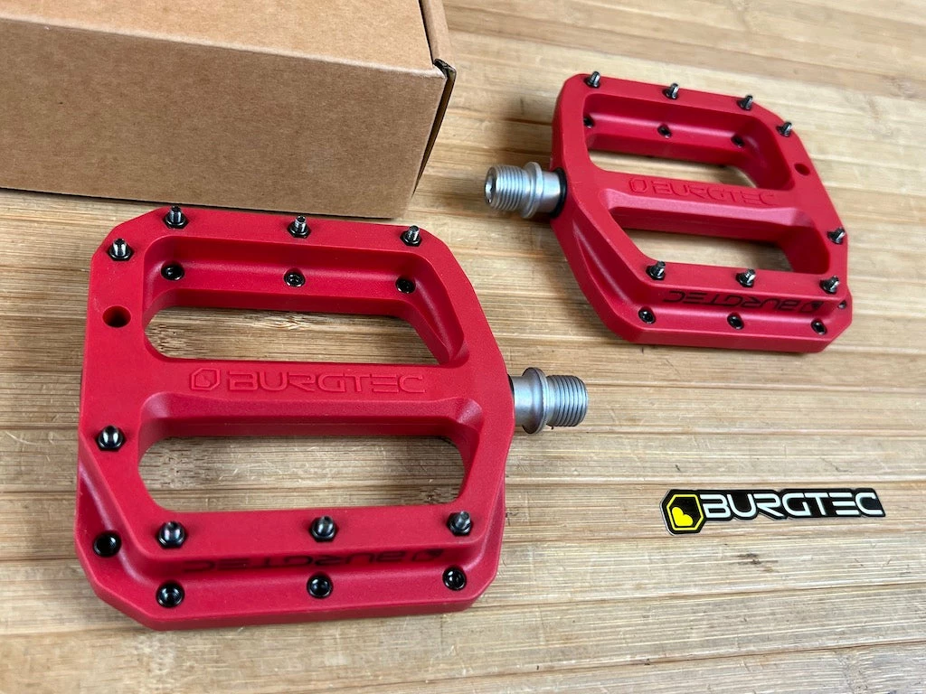 Burgtec MK4 Composite Flat Pedals / Pedale Red 2 Burgtec MK4 Composite Flat Pedals / Pedale Red – Bild 2