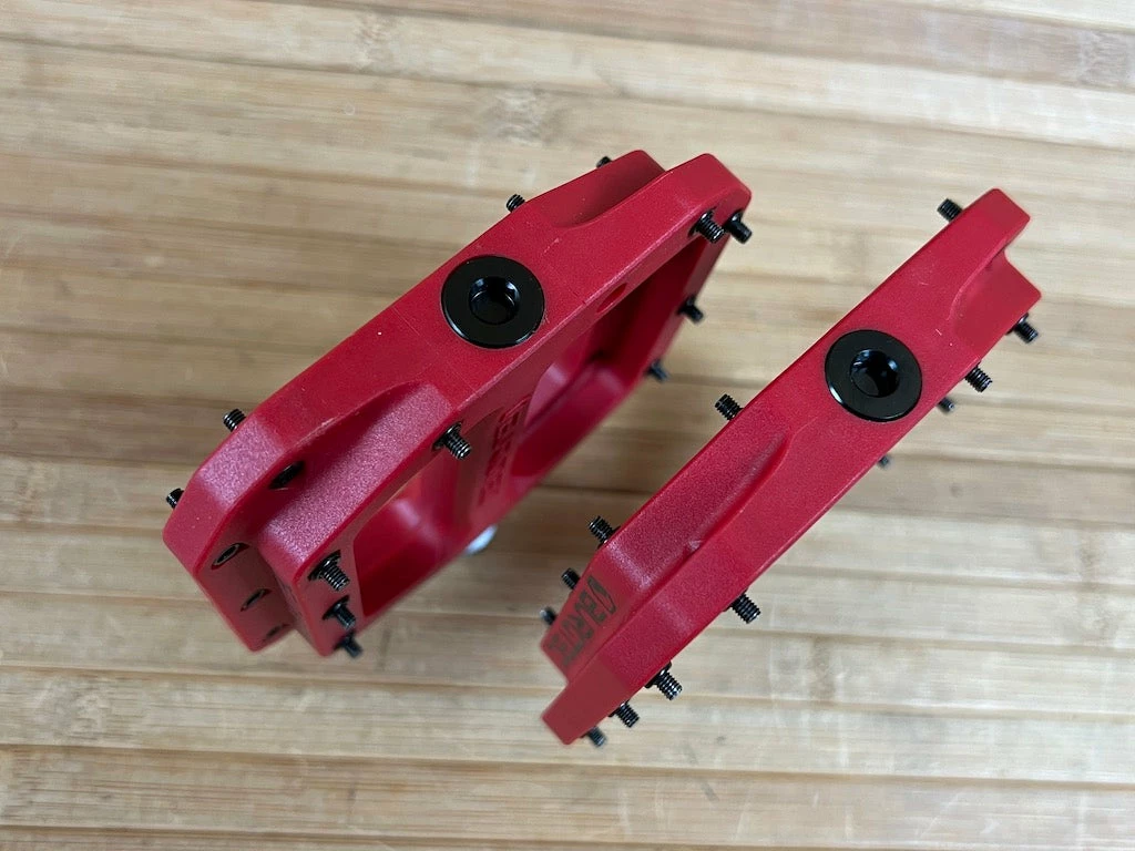 Burgtec MK4 Composite Flat Pedals / Pedale Red 4 Burgtec MK4 Composite Flat Pedals / Pedale Red – Bild 4