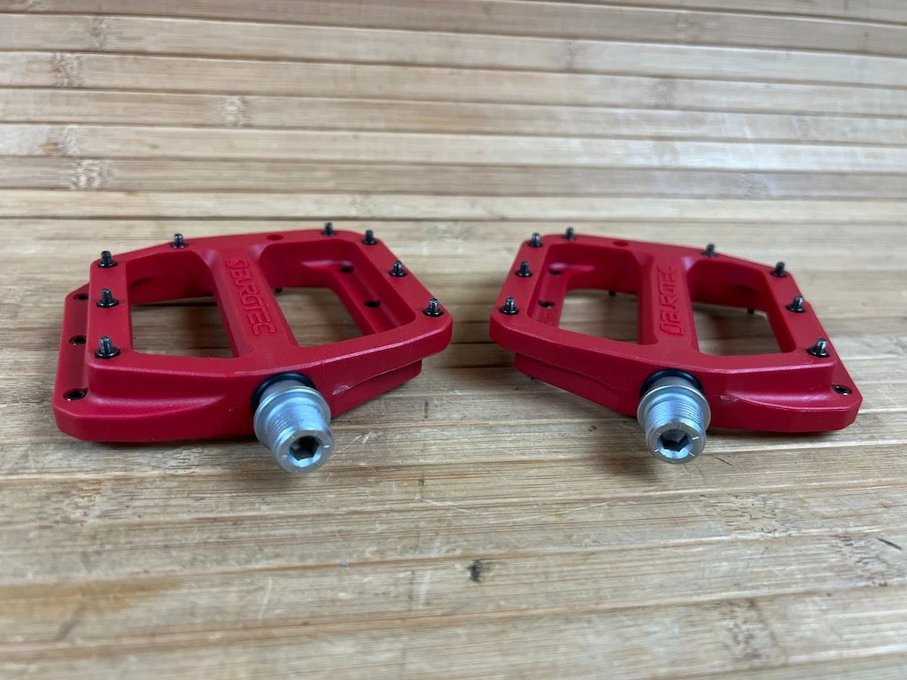 Burgtec MK4 Composite Flat Pedals / Pedale Red 3 Burgtec MK4 Composite Flat Pedals / Pedale Red – Bild 3